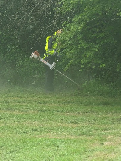 Espaces Verts Tailles De Haies Tontes Peinture Propreté Régie De Quartiers, Paysagiste à Vendôme